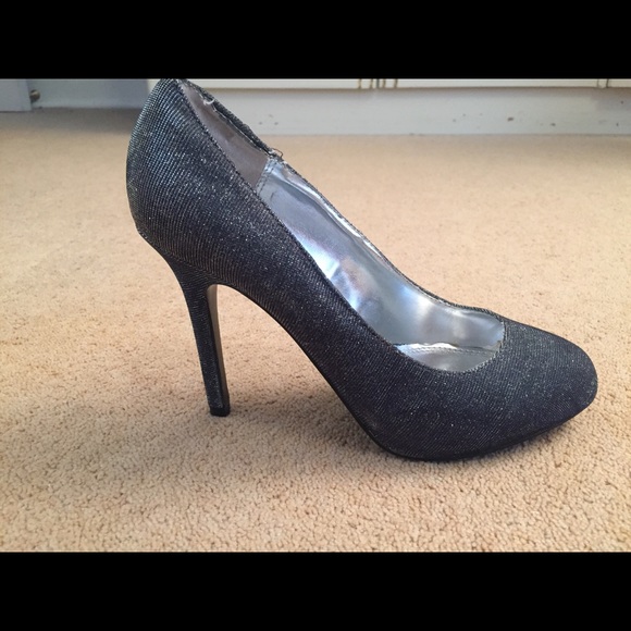 Black heeled shoes - Picture 2 of 3